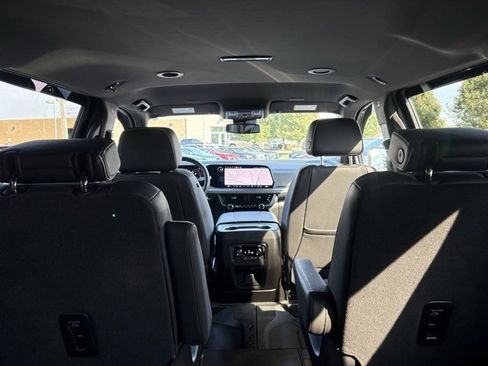 Certified 2025 Chevrolet Suburban Premier image 8