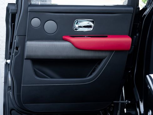 Used 2023 Rolls-Royce Cullinan image 32