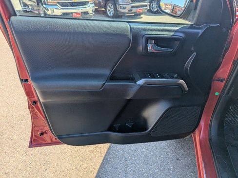 Used 2019 Toyota Tacoma TRD Off-Road w/ Technology Package AWD/4WD image 9