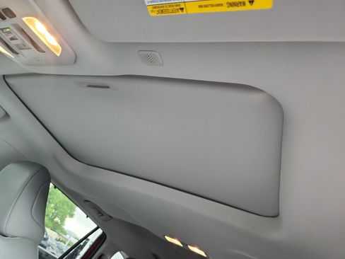 Used 2022 Toyota Highlander XLE AWD/4WD image 33