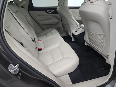 Used 2023 Volvo XC60 B5 Plus image 11