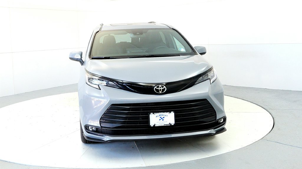 New 2026 Toyota Sienna XLE Woodland Edition AWD/4WD image 8