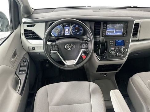 Used 2019 Toyota Sienna L image 10