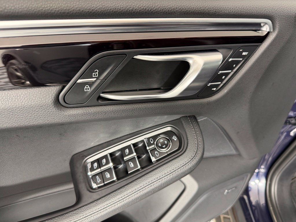 Certified 2023 Porsche Macan AWD/4WD image 18