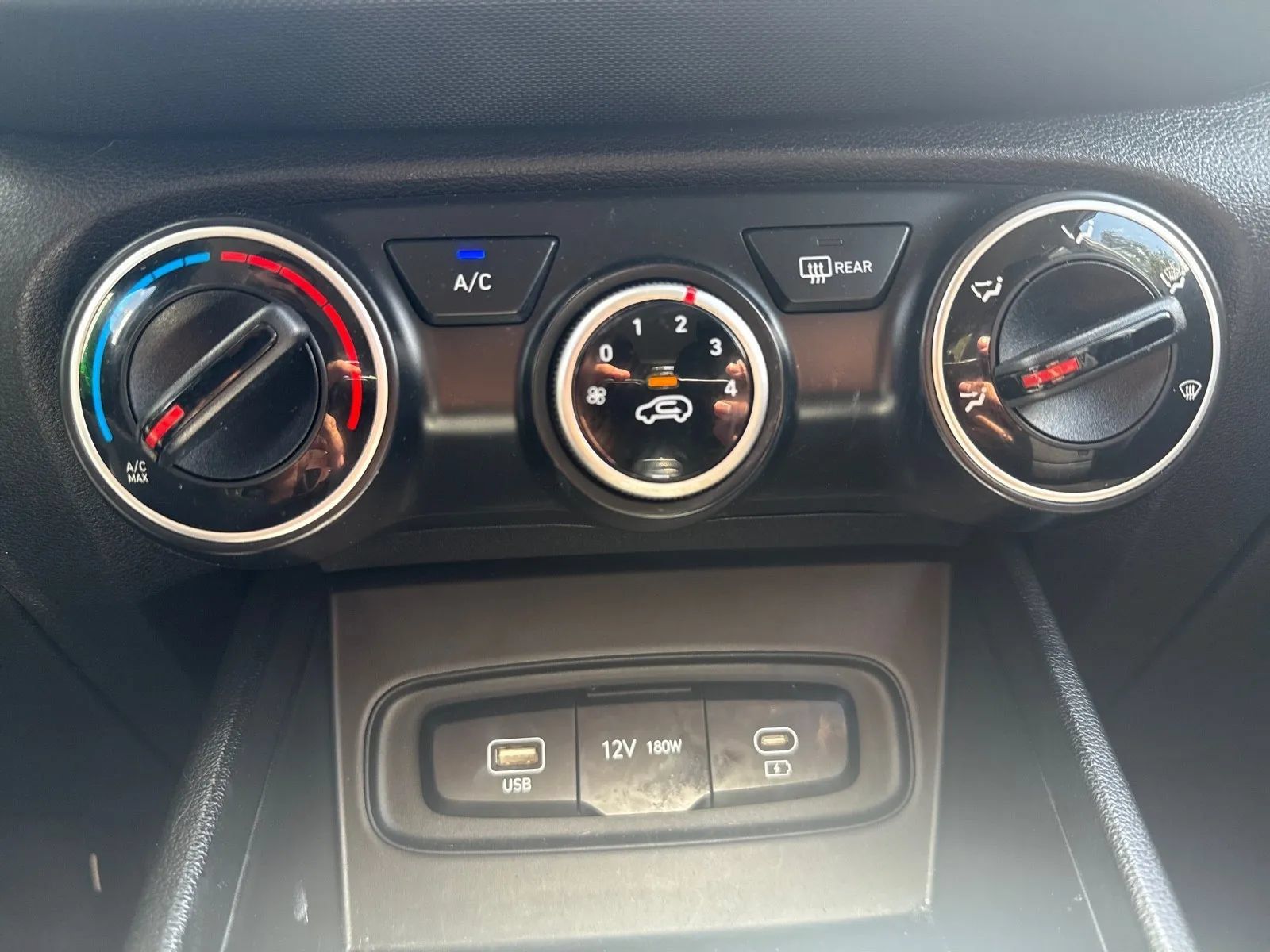 Used 2023 Hyundai Venue SE FWD image 19