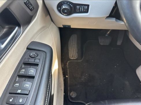 Used 2023 Chrysler Pacifica Touring-L image 17