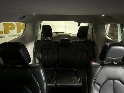 Used 2024 Chrysler Pacifica Touring-L FWD image 39