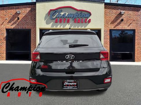 Used 2022 Hyundai Venue SEL FWD image 5