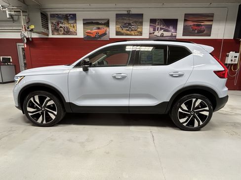 Used 2025 Volvo XC40 B5 Ultra w/ Climate Package image 5