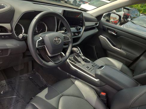 Used 2023 Toyota Highlander XLE AWD/4WD image 15