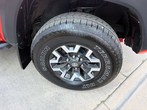 Used 2016 Toyota Tacoma TRD Off-Road w/ Premium & Technology Package AWD/4WD image 13