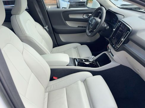 Used 2023 Volvo XC40 B5 Plus w/ Protection Package Premier image 27