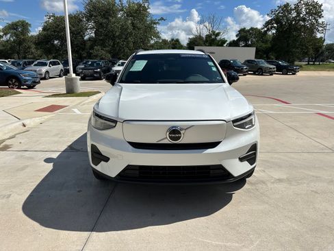 Certified 2025 Volvo EX40 Core AWD/4WD image 9
