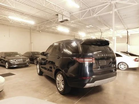 Used 2017 Land Rover Discovery HSE image 4