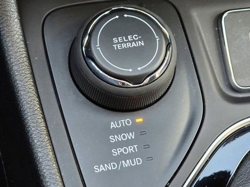 Used 2022 Jeep Cherokee Limited AWD/4WD image 13