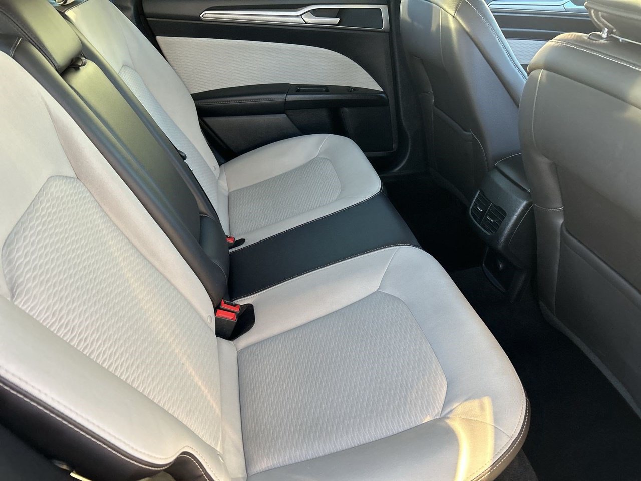 Used 2019 Ford Fusion SE w/ Equipment Group 151A FWD image 10