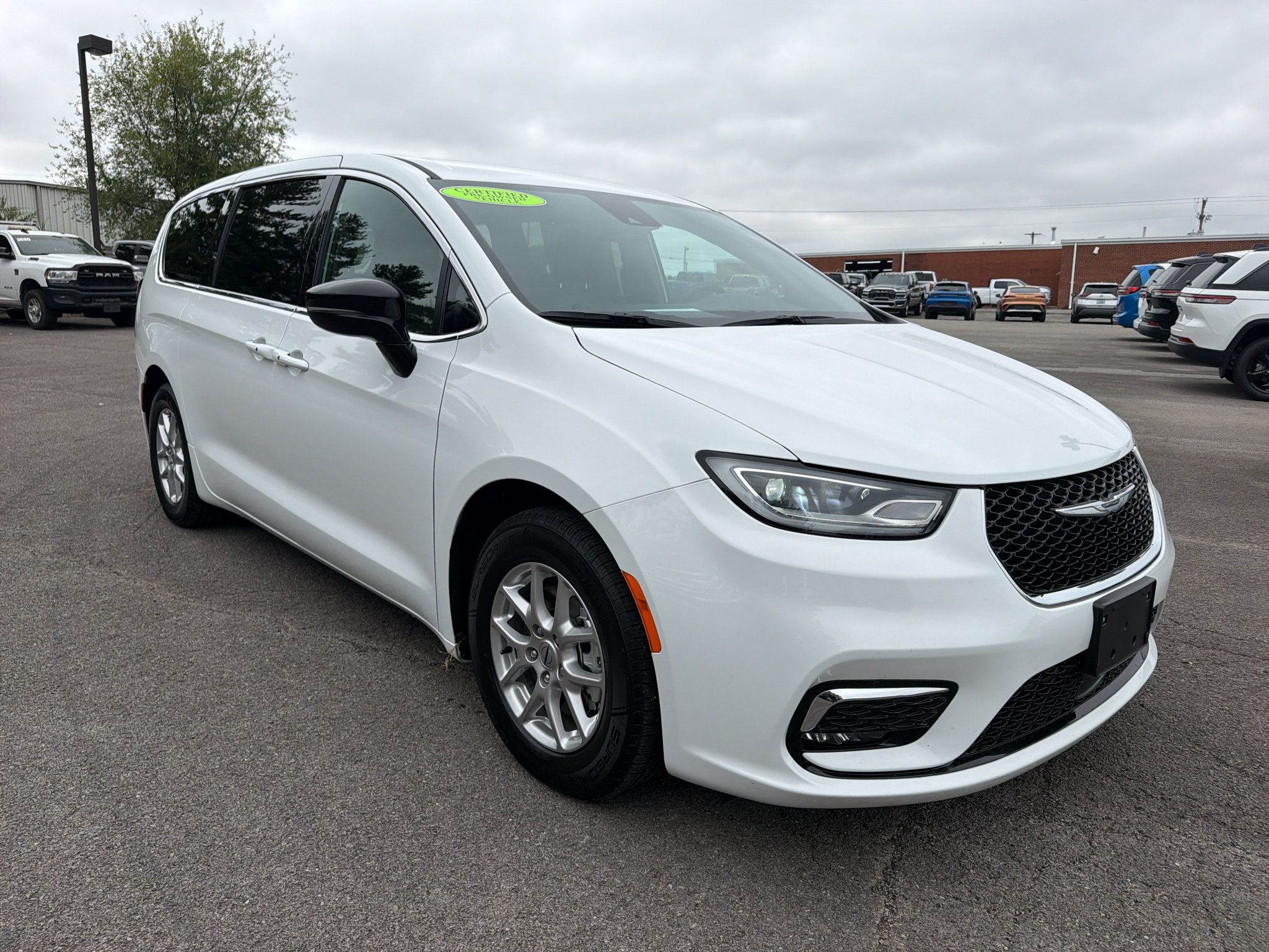 Used 2025 Chrysler Pacifica Select FWD image 3