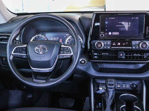 Used 2023 Toyota Highlander L FWD image 13