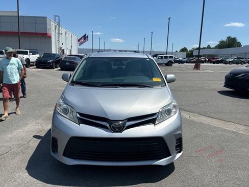 Used 2020 Toyota Sienna LE w/ Carpet Mat Package image 2
