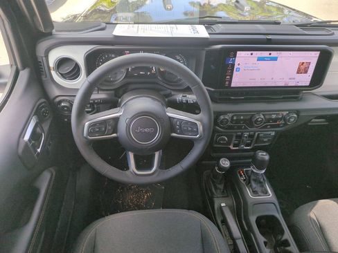 Used 2025 Jeep Wrangler Unlimited Sahara AWD/4WD image 17