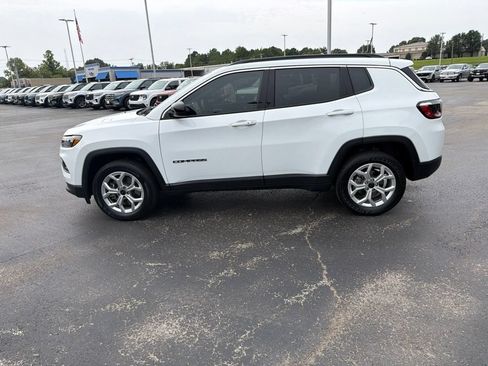Used 2025 Jeep Compass Latitude AWD/4WD image 6