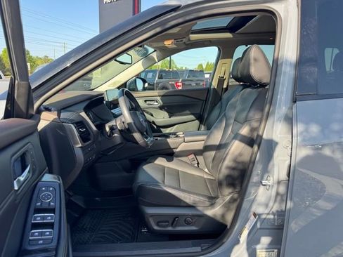 Used 2023 Nissan Rogue SL w/ SL Premium Package image 22