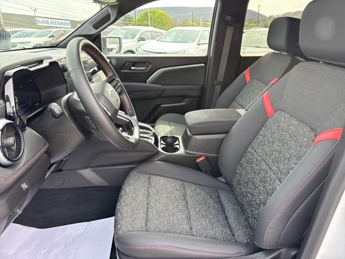 Used 2025 Chevrolet Colorado Z71 image 12