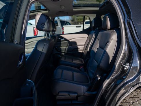 Used 2023 GMC Acadia SLT w/ Elevation Edition image 20