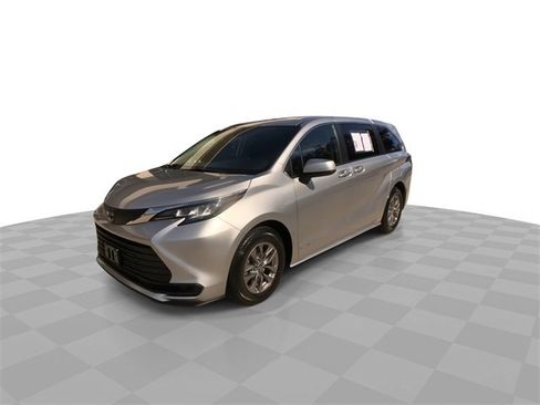 Used 2021 Toyota Sienna LE image 6