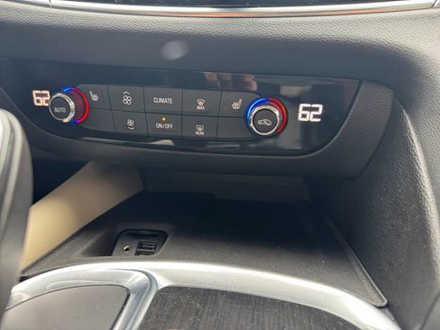 Used 2020 Buick Enclave Essence image 24