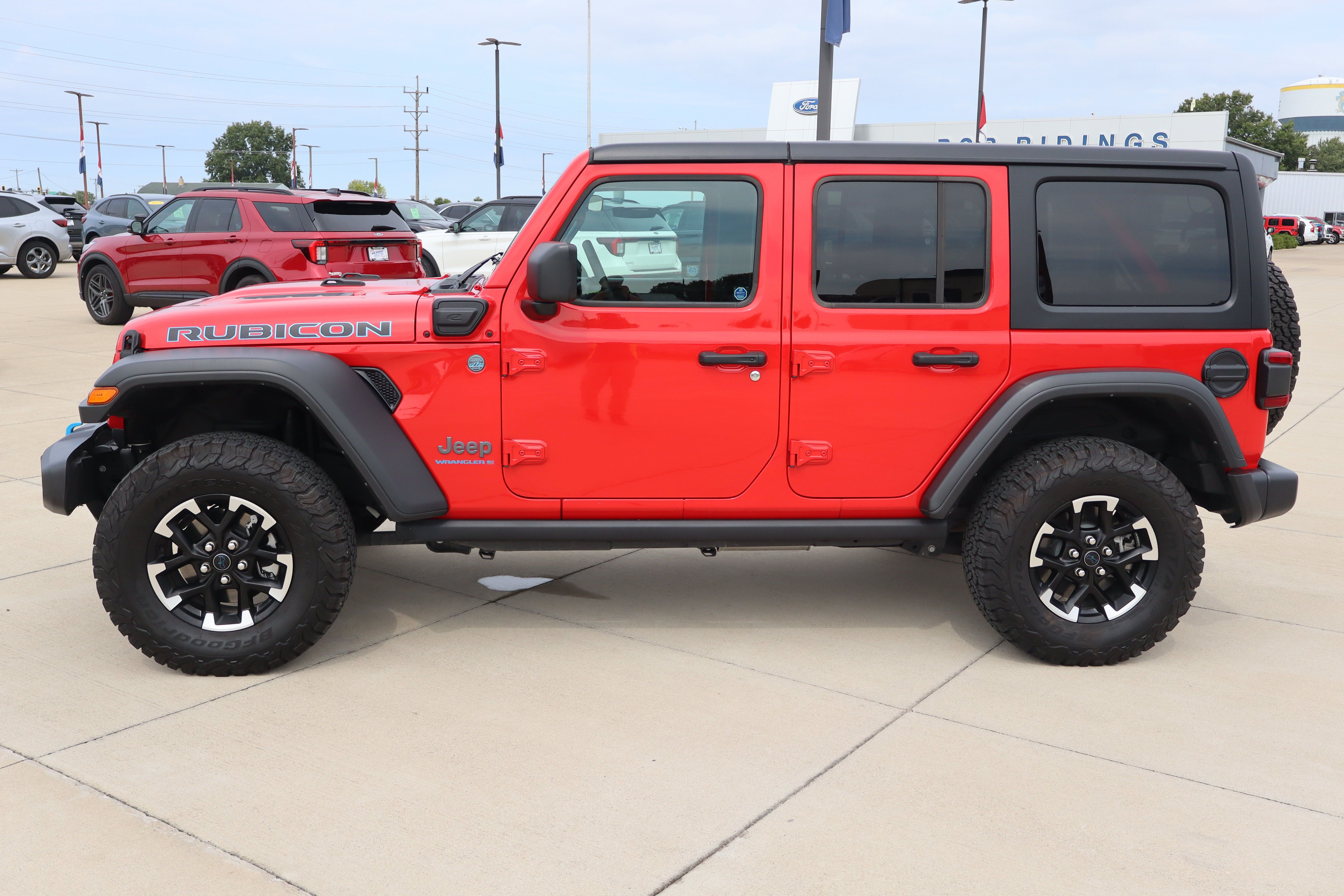 Used 2025 Jeep Wrangler Unlimited Rubicon 4xe w/ Convenience Group AWD/4WD image 8