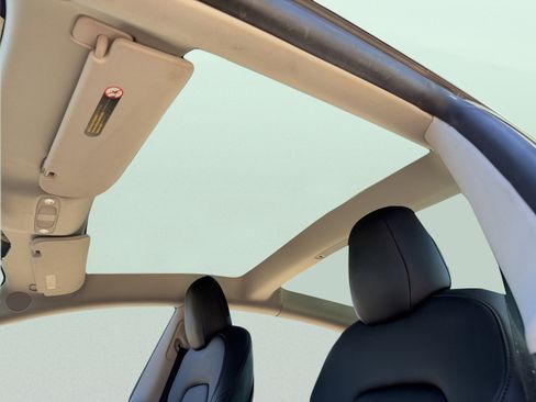 Used 2022 Tesla Model 3 Long Range image 9