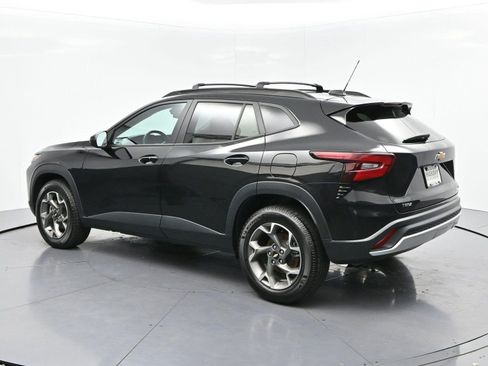 Used 2024 Chevrolet Trax LT w/ Sunroof Package FWD image 5