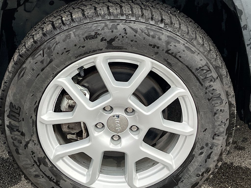 Used 2021 Jeep Renegade Latitude AWD/4WD image 31