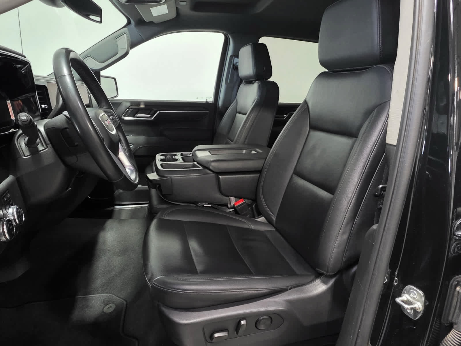 Used 2025 GMC Sierra 1500 SLT AWD/4WD image 13