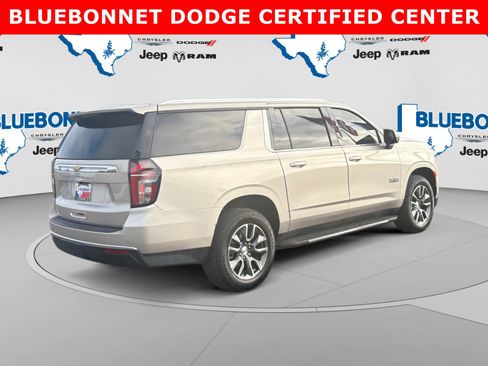 Used 2024 Chevrolet Suburban LT w/ Luxury Package RWD image 5