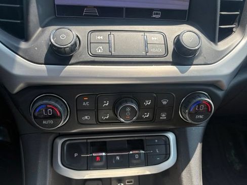 Used 2023 GMC Acadia SLE w/ Driver Convenience Package FWD image 12