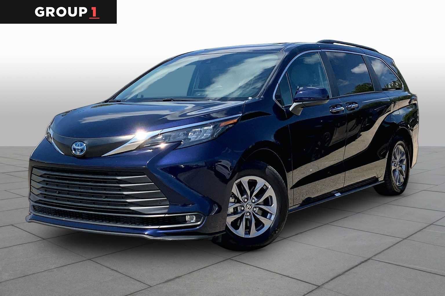 Used 2025 Toyota Sienna XLE FWD image 1