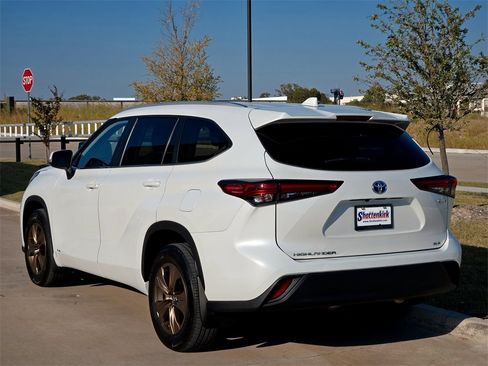 Used 2023 Toyota Highlander Bronze Edition image 5