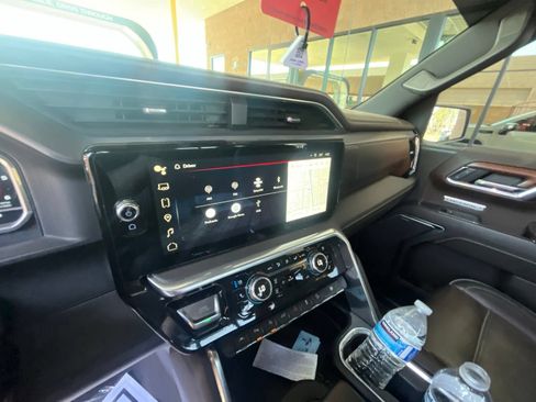 Used 2023 GMC Sierra 1500 Denali w/ Technology Package AWD/4WD image 10