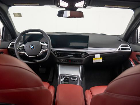 New 2025 BMW 330i xDrive Sedan w/ Convenience Package AWD/4WD image 10