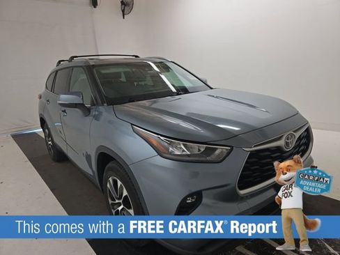 Used 2020 Toyota Highlander XLE image 2