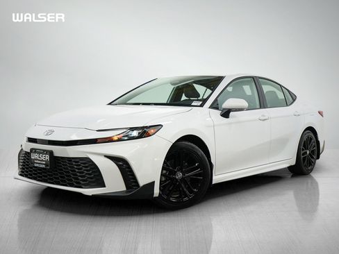 Used 2025 Toyota Camry SE AWD/4WD image 1