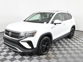 Certified 2022 Volkswagen Taos SE w/ Panoramic Sunroof Package video 2