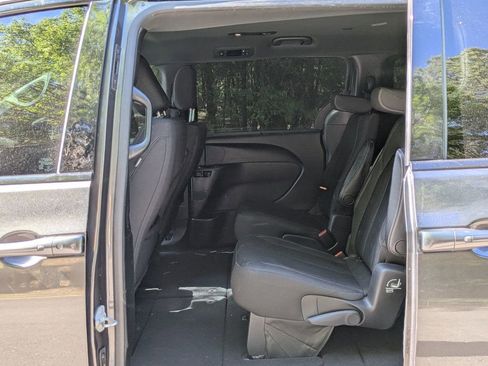 Used 2017 Chrysler Pacifica Touring-L w/ 13 Speaker Alpine Sound Group FWD image 15
