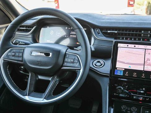 New 2025 Jeep Grand Cherokee Limited image 28