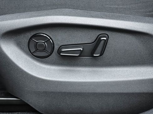 New 2025 Volkswagen Tiguan SE R-Line image 10