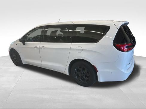 Used 2024 Chrysler Pacifica Select image 13