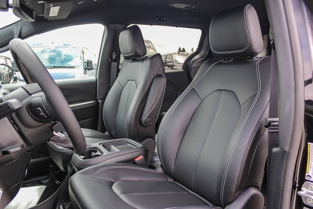 New 2027 Chrysler Pacifica Select FWD image 18
