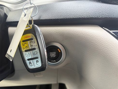 Used 2023 Chrysler Pacifica Touring-L image 30